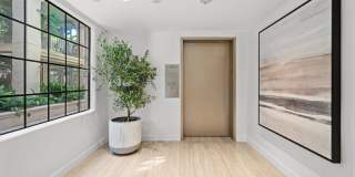 555 S Barrington Ave Gallery 27