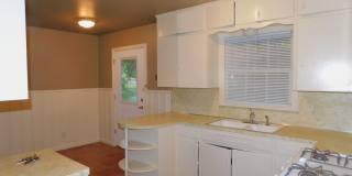 SUPER LOCATION / NO CARPET   --   ( FREE RENT ; w/ qualified app:   CALL FOR DETAILS )_ Gallery 9