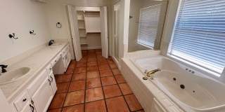 Elegant 4 Bedroom Home in The Lakes Gallery 6
