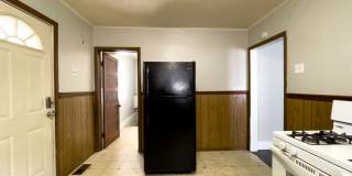 2 Bedroom Home, Fenced in Backyard + Garage! Available Now! Gallery 4