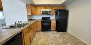 Bright & Spacious 2 Bedroom Condo with Vaulted Ceilings in Phoenix Gallery 6