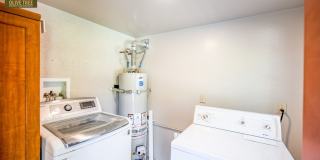 Fully Updated Spacious Studio Above Garages in Pasadena! Gallery 11