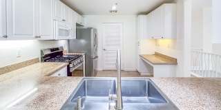 OC: Spacious 2BD/2.5BA Condo in Irvine with Resort-Style Amenities, Private Balcony & In-Unit Laundry & 2 Parking Spaces Gallery 4