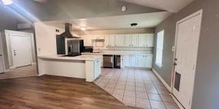 Beautiful Southside 3BR Home | Vaulted Ceilings | Fireplace | Refrigerator Included | Covered Patio Gallery 4