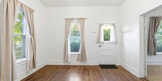 Charming house for rent, with laundry machines included and fenced yard. Gallery 7