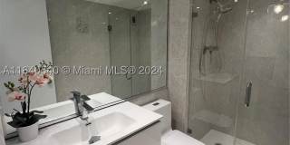 5555 Collins Ave Gallery 16