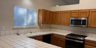 4 Bedroom Home With Pool! Gallery 5