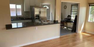 Epic REA-Great 1 BR/1 BA Unit in a S/S Duplex Gallery 4