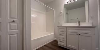 BRIGHT, CLEAN w/SECURED ENTRY! CONDO IN DOWNTOWN GRESHAM! Gallery 10