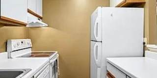 Modern First-Floor with Private Patio in Hampton Club Gallery 6