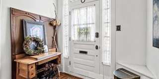 Beautiful 2 bedroom/ 2 bathroom apartment located right on Historic Main Street in St. Charles. Beautiful 2 bedroom/ 2 bathroom apartment located right on Historic Main Street in St. Charles. Gallery 4