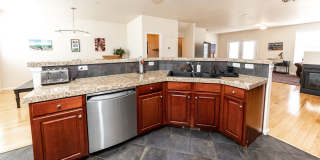 Downtown 3 Bedroom Townhome with 2 Car Garage Gallery 33