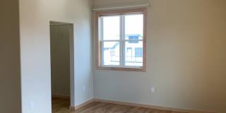 Bayview 2-bedroom loft style house, hardwood floors, AC, parking, fireplace Gallery 16