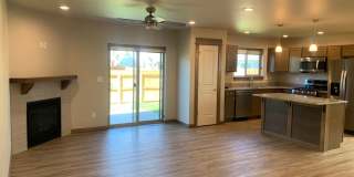 Beautiful 3 Bed, 2.5 Bath Large Townhome Gallery 3