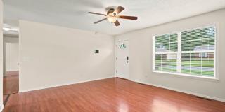 Charming 3 Bedroom Home with Washer & Dryer, Garage & Storage Shed Gallery 7