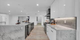 Meticulously renovated single-story contemporary estate Gallery 5