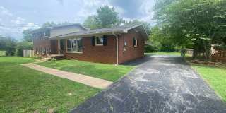 Charming 4 BR, 2 BA, Close to MTSU, 1 Car Garage, Large Carport Gallery 4
