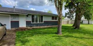 Cozy 2 Bed, 1 Bath duplex with large yard - Won't Last Long! Gallery 1