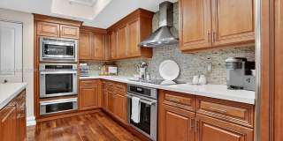 1200 Hillsboro Mile Gallery 10