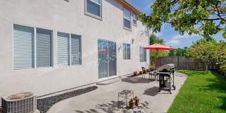 4 Bedroom Home Corner Lot ~ 1 bedroom on 1st evel ~ 3 Full Bathrooms Gallery 15
