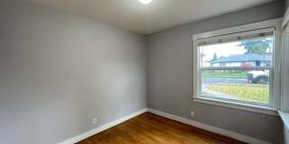 Charming 2 Bed 1 Ba House in Gladstone - Garage, Washer and Dryer, Landscaping Including! Gallery 8