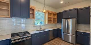 Clean like-new home for rent near the UofA Gallery 4