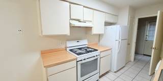 Great, well-maintained single-story duplex tucked away on a quiet cul-de-sac! Gallery 11