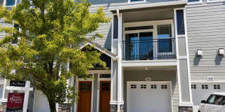 Beautiful Summerlinn Estates Three Level Condo with A/C, Gated Community! Gallery 1