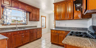 Spacious 3-Bedroom House in Oakland's Meadow Brook Gallery 8