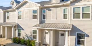 Gorgeous Townhome for rent w/ community pool! Gallery 1