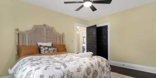 1756 Oak Street Gallery 29