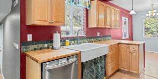Kennydale Rambler with parking- Close to Lake Washington Gallery 14