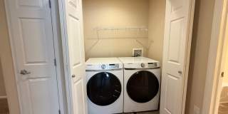Bright Open-Concept Condo with 1-Car Garage in Prime Commuter Location Gallery 23