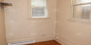 322 1/2  W Laurel Street Gallery 8