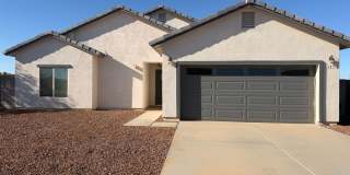 Beautiful 3 Bedroom with large fenced yard Gallery 1