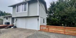 Spacious 4-Bedroom Home in Reedsport Gallery 1