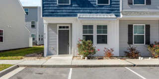 3 Primary Bedrooms- Townhome - Community Pool/Gym Gallery 1