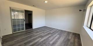 Large Living Area, rear yard has RV Access! Gallery 8