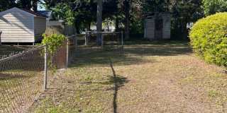 Charming Two Bedroom Home in Historic Morehead City Walking District with Dining Area and Living Room Gallery 18