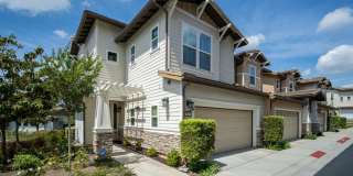 4 bedroom + Bonus Room - Luxury End-Unit Townhome with Panoramic Views Gallery 1
