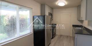 Charming Tahoe Park 2bd/1ba Duplex Gallery 5