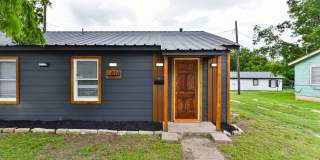 Beautifully Renovated 1BR Duplex with Marble Shower & Natural Light Gallery 4