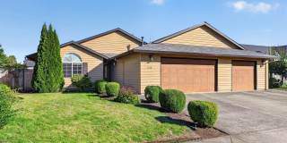 Spacious Single Level 3bed/2 bath w/ 3 car garage Gallery 1