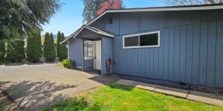 2 Bed, 1 Bath Duplex in Prime Olde Town Issaquah Location with a Yard Gallery 4