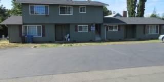 Spacious Triplex with washer/dryer Gallery 1