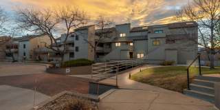 Flatiron View Retreat with Vaulted Ceilings & Private Balcony Gallery 1
