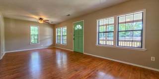 Charming 3 Bed 1.5 Bath home walkable to campus Gallery 4