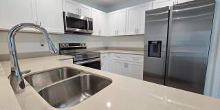 Beautiful 2 bed/ 2 bath Townhome w/ Balcony, Garage & Community Pool Gallery 15