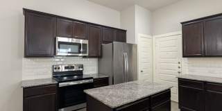 3/2/2 Duplex near Hwy 46 /Fridge Included / No Carpet / Fenced Backyard / CISD *2 weeks free rent* Gallery 13