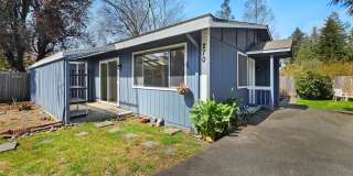 2 Bed, 1 Bath Duplex in Prime Olde Town Issaquah Location with a Yard Gallery 1